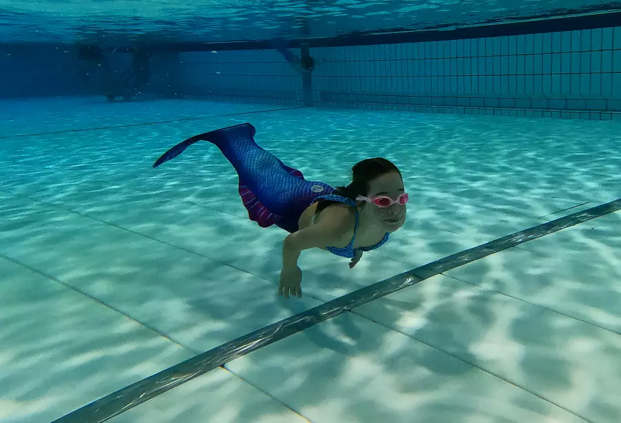 Delphi zeemeermin staart in het zwembad